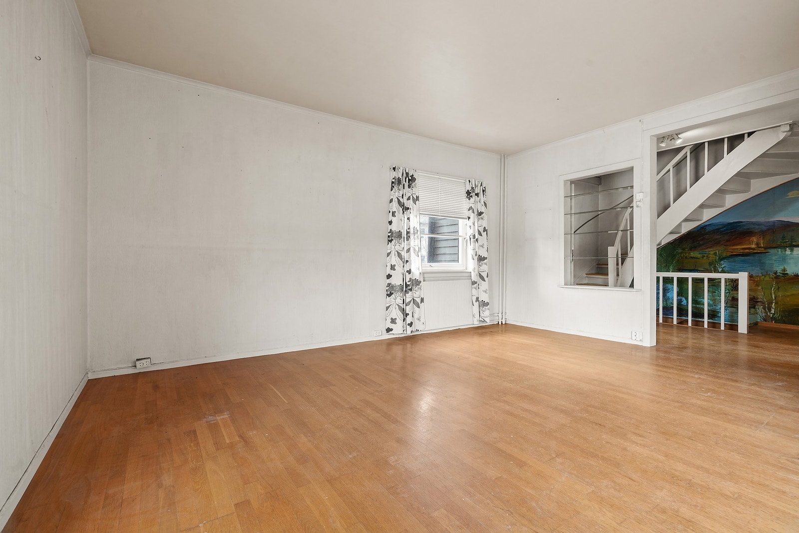 Rommet har eldre trevinduer med koblede glass som slipper inn dagslys. Galleribilde