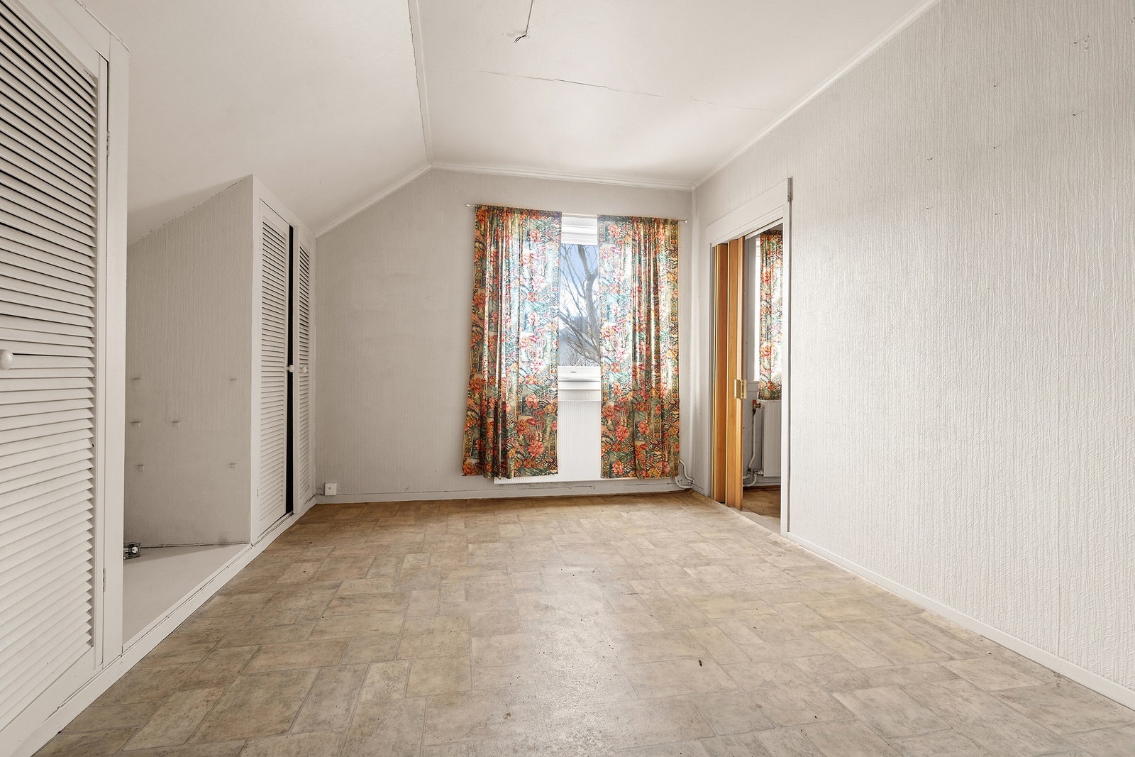 Det andre soverommet har tapetserte vegger og eldre finérdører. Galleribilde