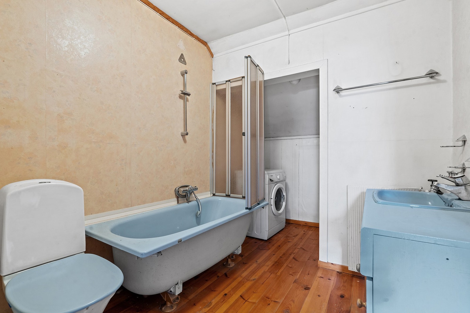 Badet på loftet er innredet med badekar og har opplegg for vaskemaskin. Galleribilde