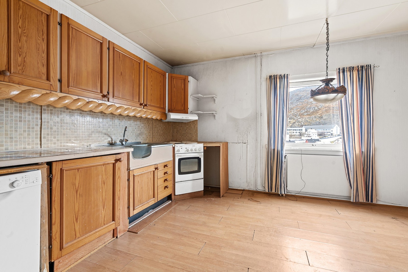 Kjøkkenet i første etasje har en innredning med profilerte fronter og en solid benkeplate i heltre. Galleribilde