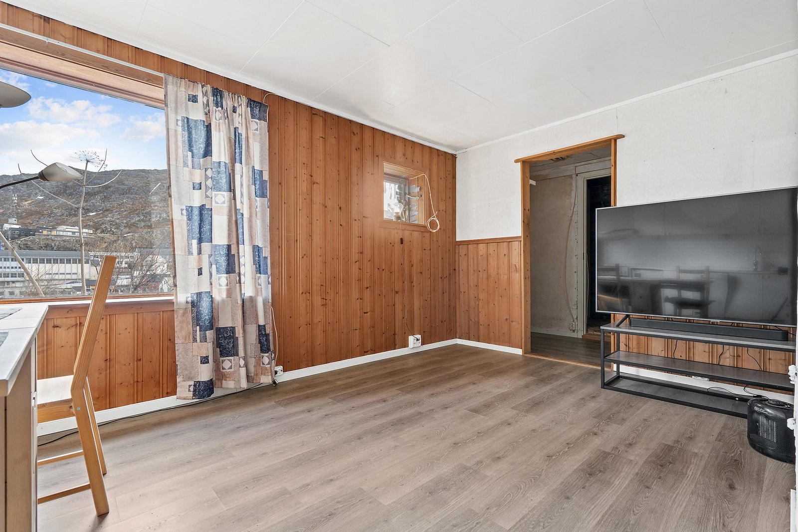 Den innredede delen i kjelleren har laminatgulv og plass til en sittegruppe. Galleribilde