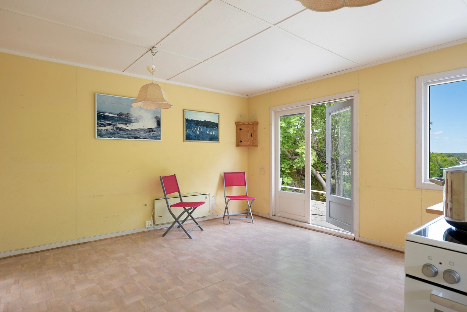 Planløsningen gir en åpen og sosial løsning mellom stue og kjøkken, med gode muligheter for oppgradering og modernisering etter eget ønske. Galleribilde