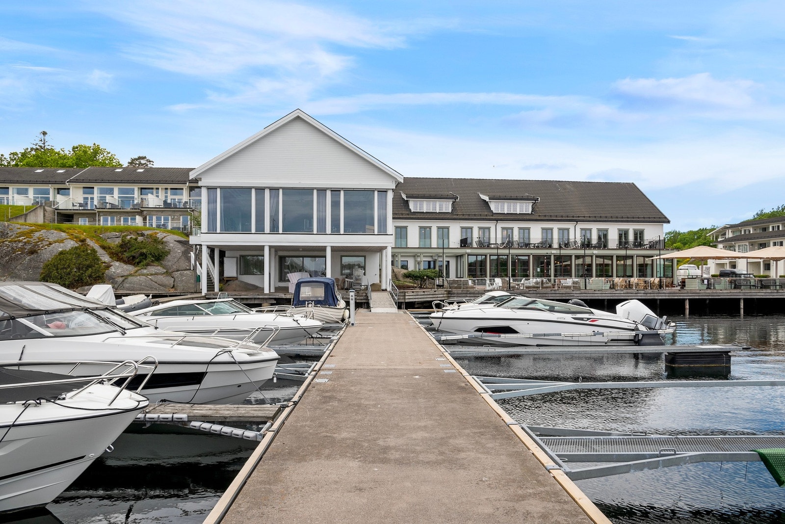 På Hotellet er det blant annet minigolf, Shuffleboard, Spa-/badeanlegg , Tennisbane, gjestehavn, Restaurant, bar og bryggeterrasse Galleribilde