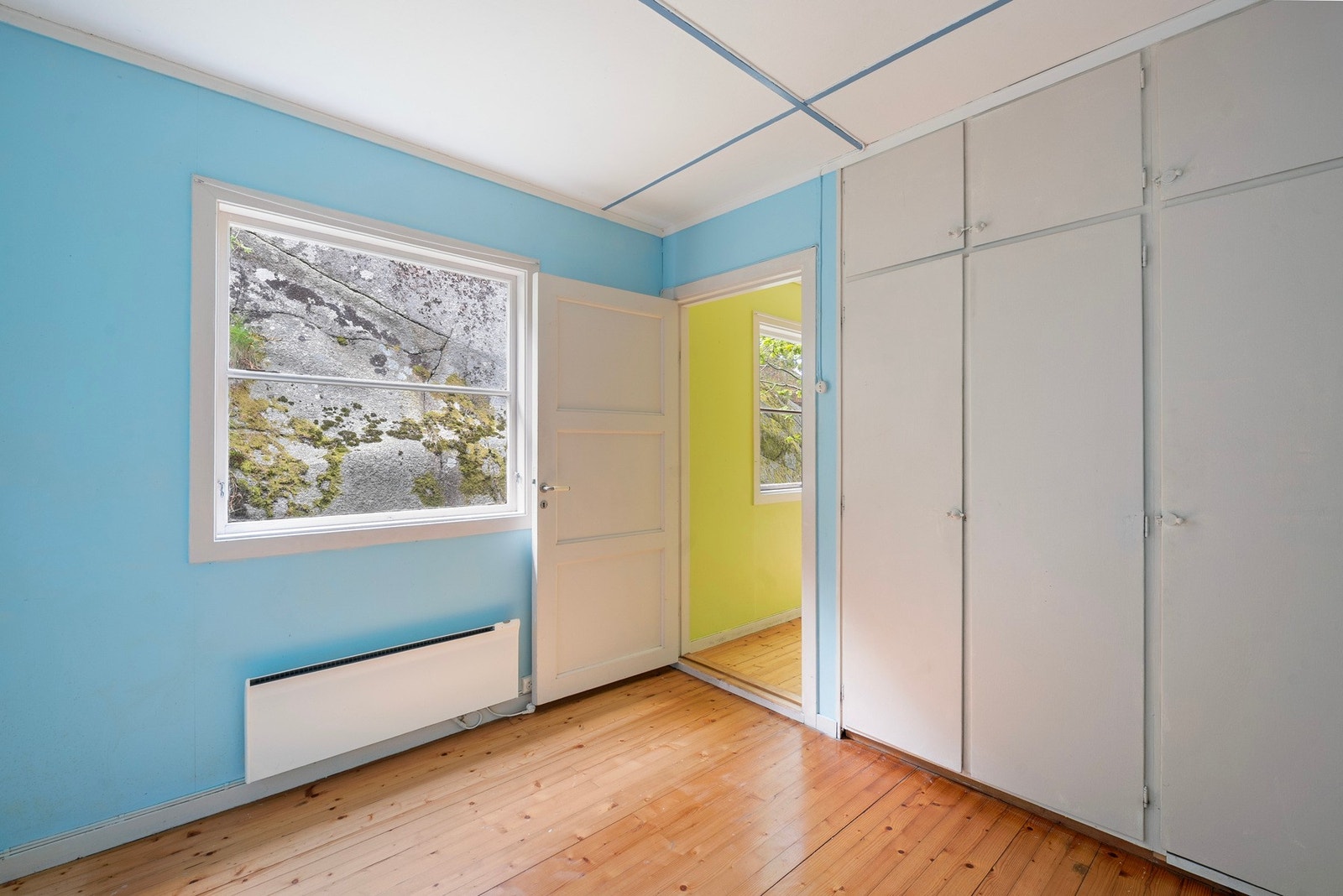 Overflatene består av malte vegger og himlinger, samt heltregulv som understreker den klassiske hyttefølelsen. Galleribilde