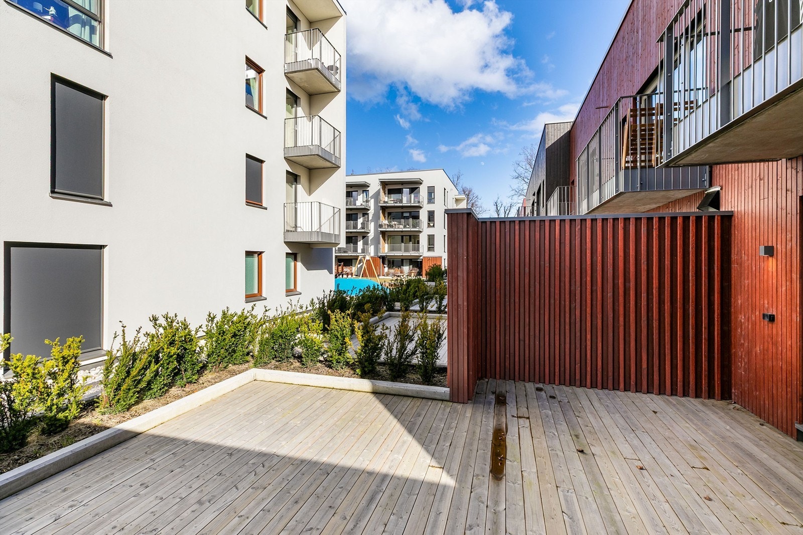 Terrassen vender mot skjermede omgivelser i Skarmyrakvartalet. Her er det lite som antyder hvor sentralt du faktisk bor. Galleribilde