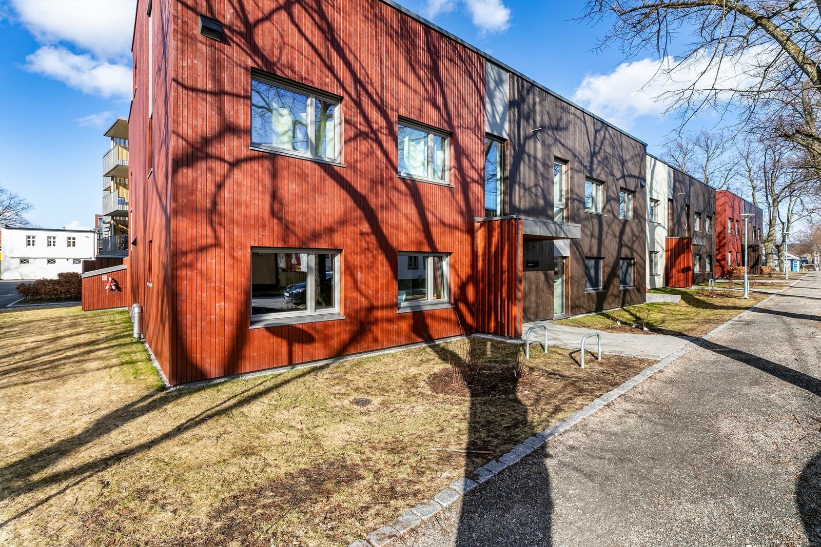 Leiligheten er gjennomgående i enden og én av totalt 12 boligseksjoner i Løkkegata 8-10 Moss Boligsameie. Galleribilde