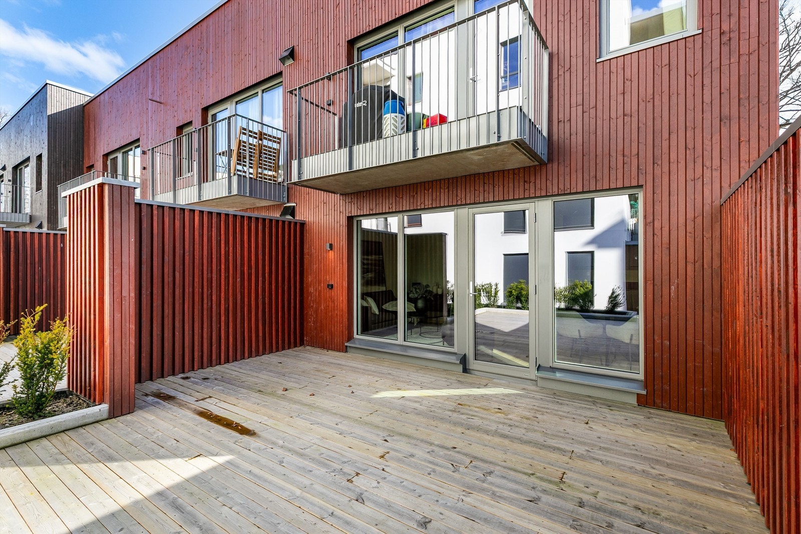 Det generøse uterommet på terrassen representerer et betydelig og høyt prissatt ekstra areal til leilighetens indre - spesielt på de fine sommerdagene. Galleribilde