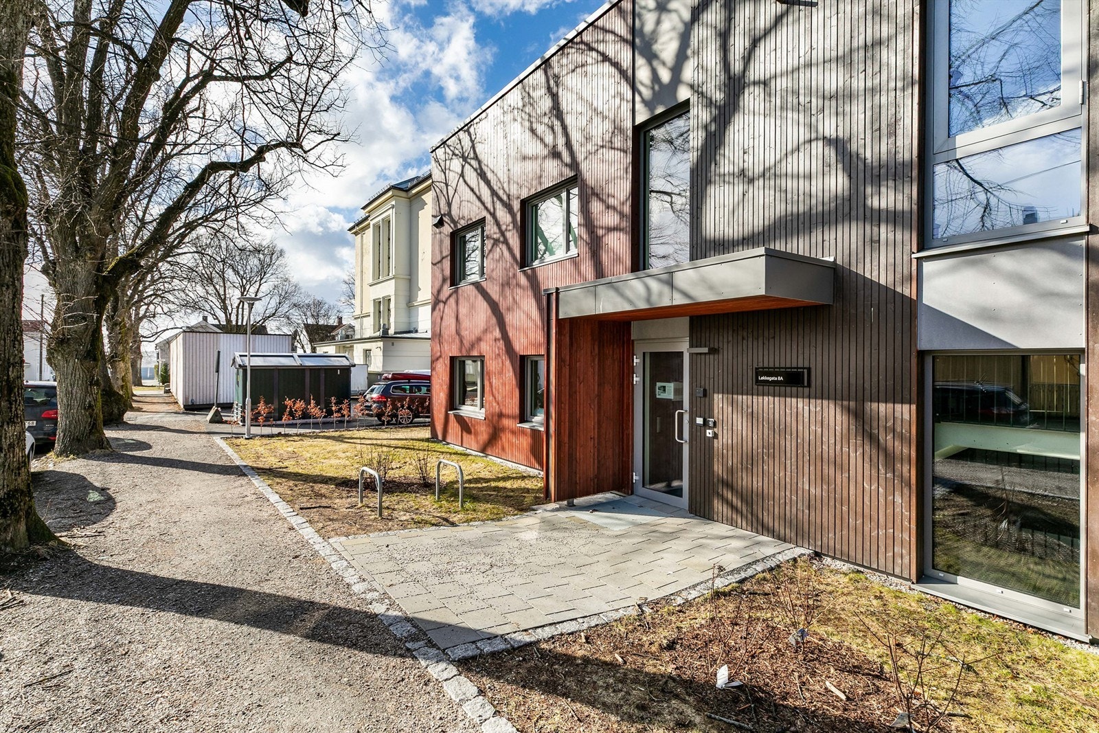 Det er meget enkel adkomst til leiligheten via felles trapperom. Porttelefonen med kamera betjenes fra leilighetens entré. Galleribilde