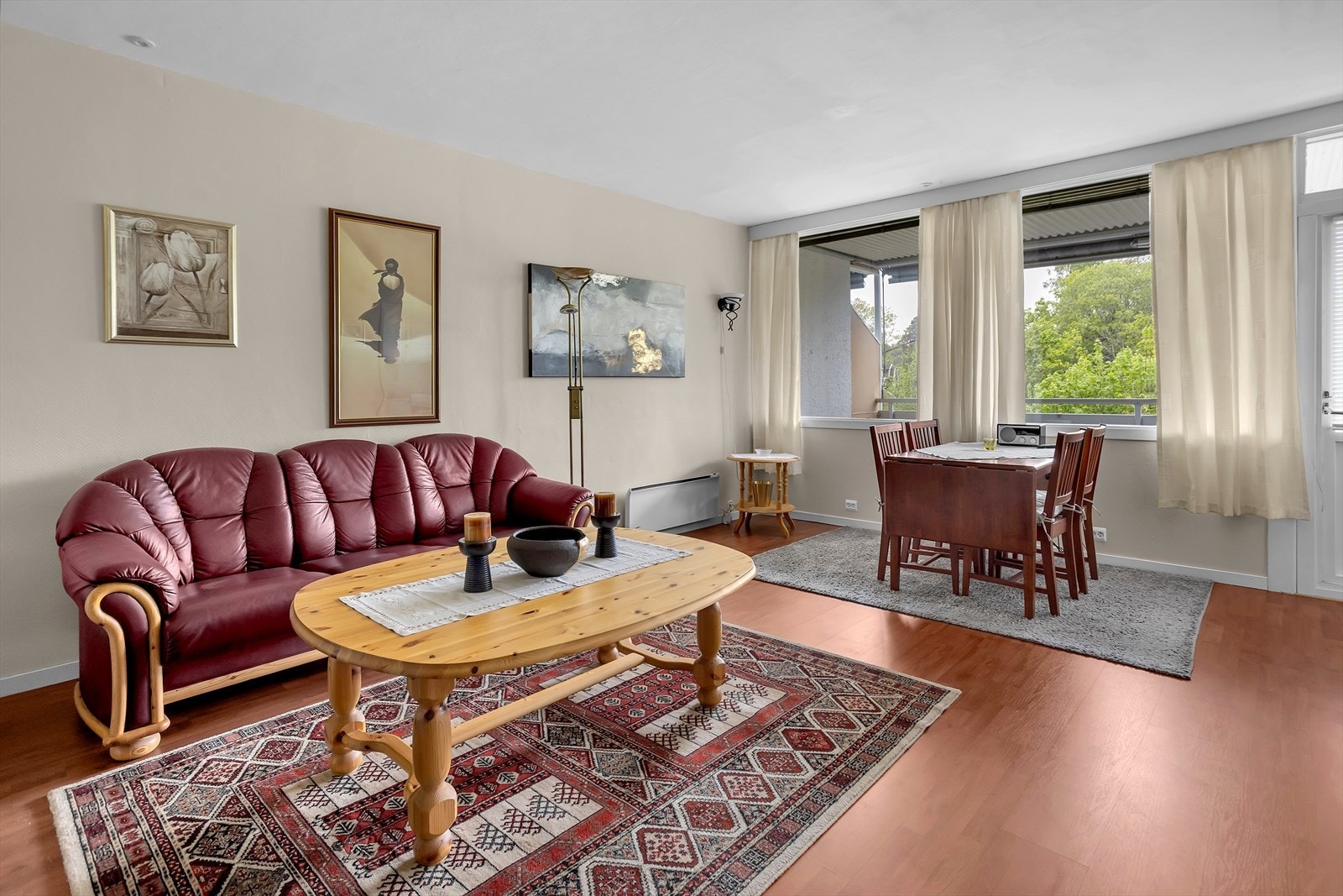 I stuen er det plass til både sittegruppe og spisegruppe. Galleribilde