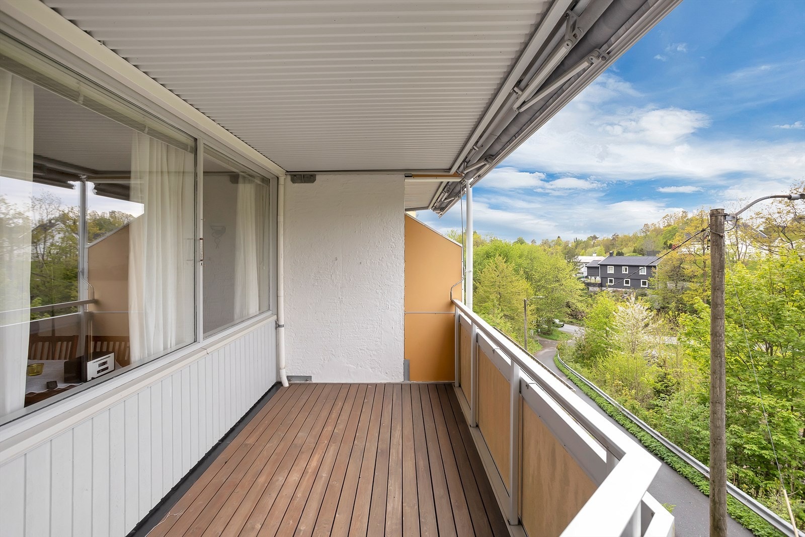 En stor balkong med markise som kan sveises inn og ut. Galleribilde