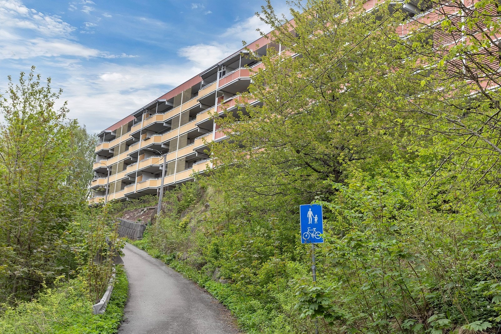 Rundt blokken er det rikelig med trær og busker. Galleribilde