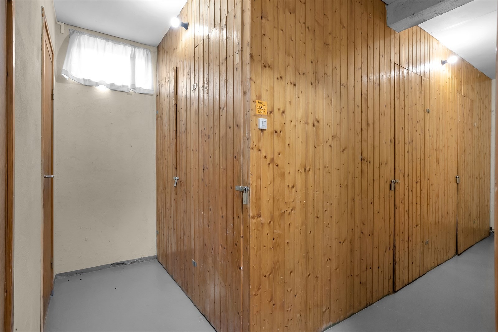 Rett utenfor leiligheten er det tilhørende eget vaskerom, og to boder. Galleribilde