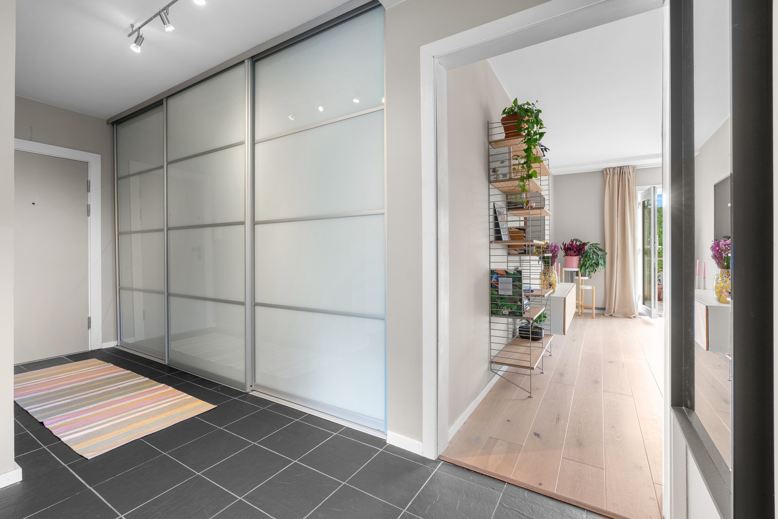 I entréen finner man en stor skyvedørsgarderobe som gir masse med lagringsplass. Det er også 2 eksterne boder med ekstra lagringsplass Galleribilde