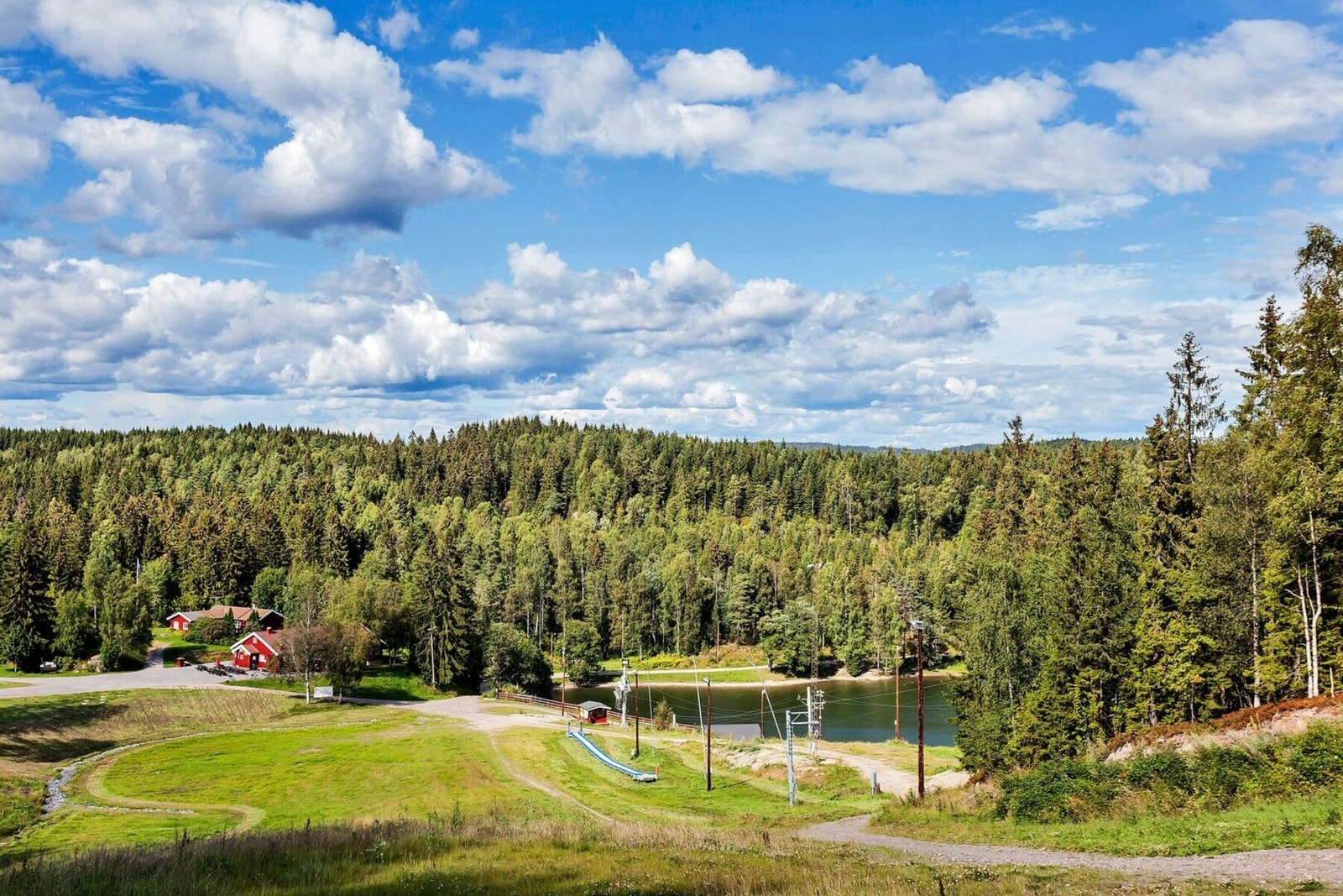 Trollvann, en 25-30 minutters gåtur fra leiligheten. Populært badevann på sommerhalvåret Galleribilde
