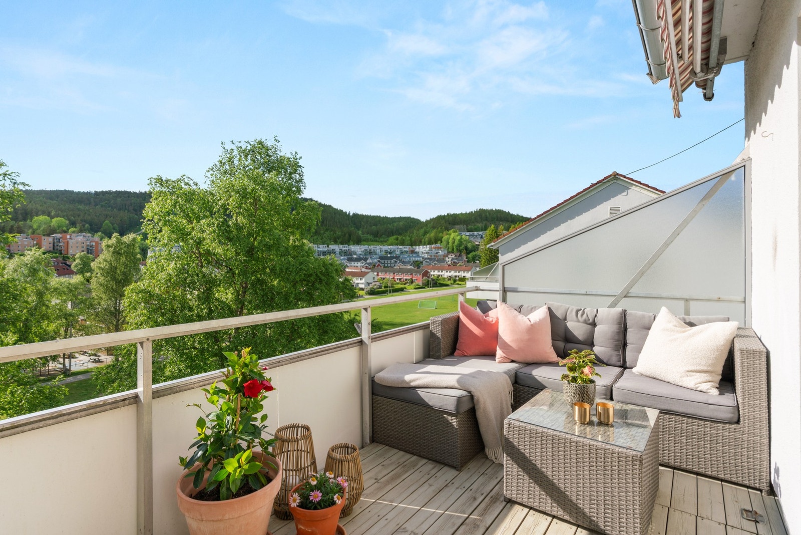 Balkongen er romslig med plass til møblering i flere soner og grill Galleribilde