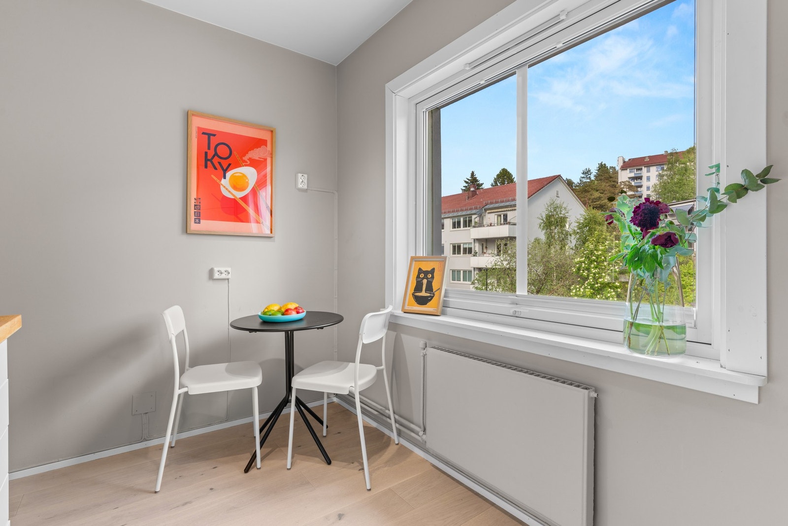 Kjøkkenet har plass til et lite spisebord. Her er det hyggelig å innta morgenkaffen Galleribilde
