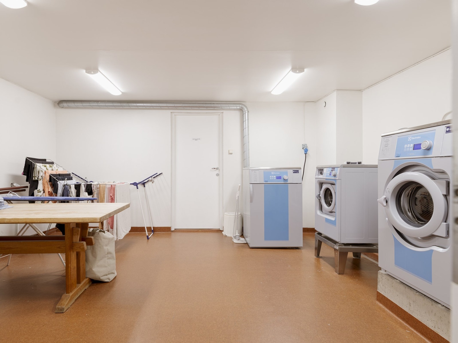 I fellesvaskeriet er det tilgang til profesjonelle vaskemaskiner og tørkemuligheter. Galleribilde