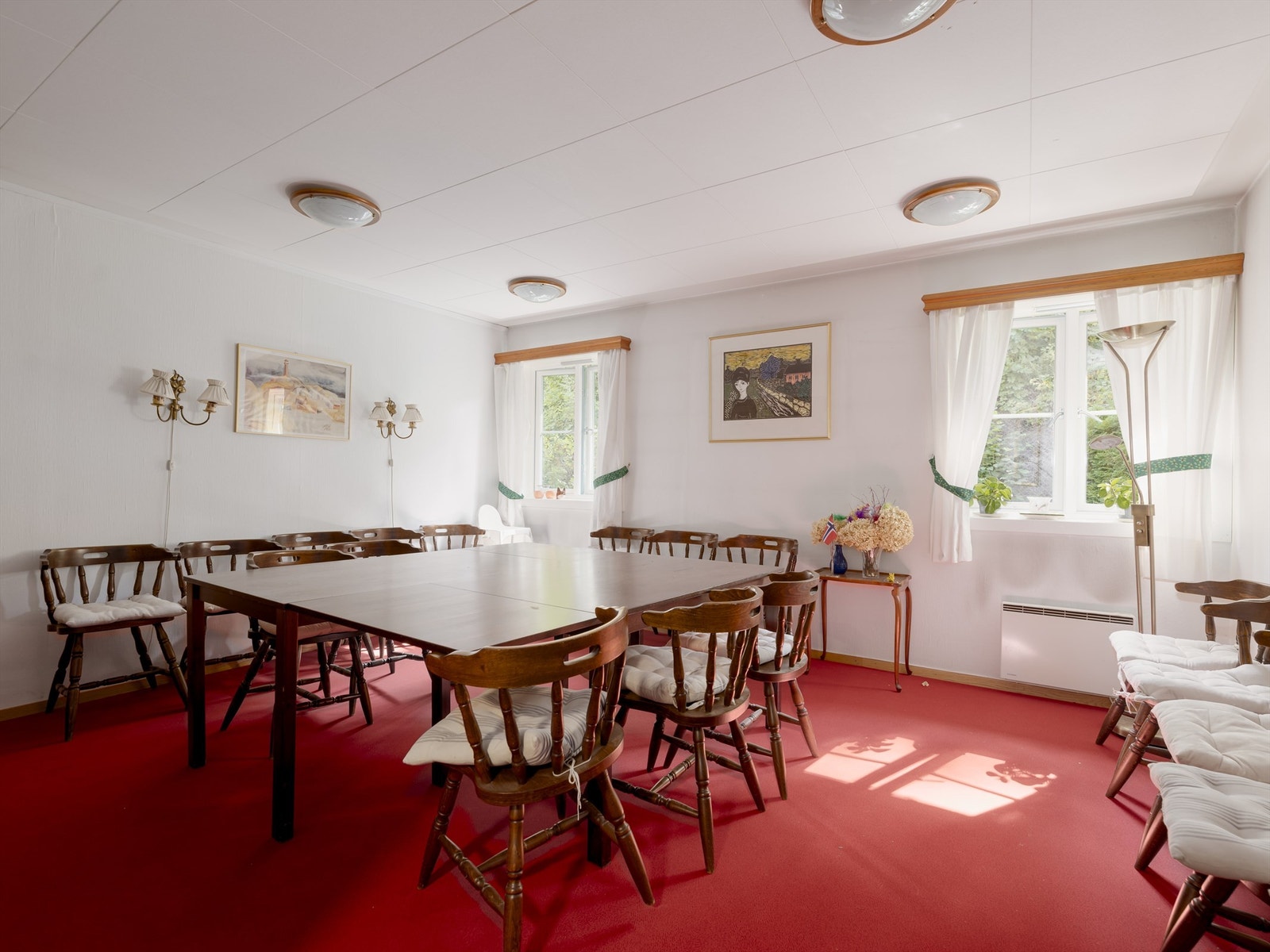 Sameiet disponerer to fellesstuer som kan leies for selskaper eller overnatting. Galleribilde