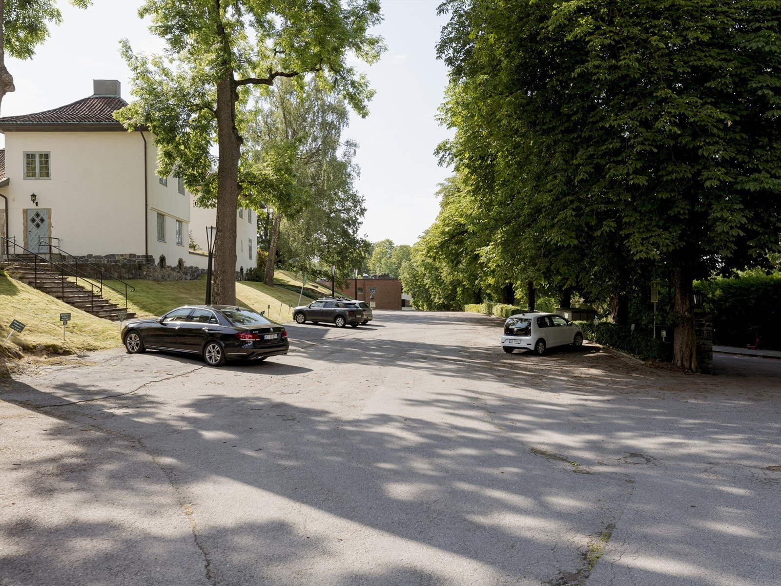 Området er kjent for sine frodige omgivelser og nærheten til Frognerparken. Det er gode parkeringsmuligheter på sameiets tomt. Galleribilde