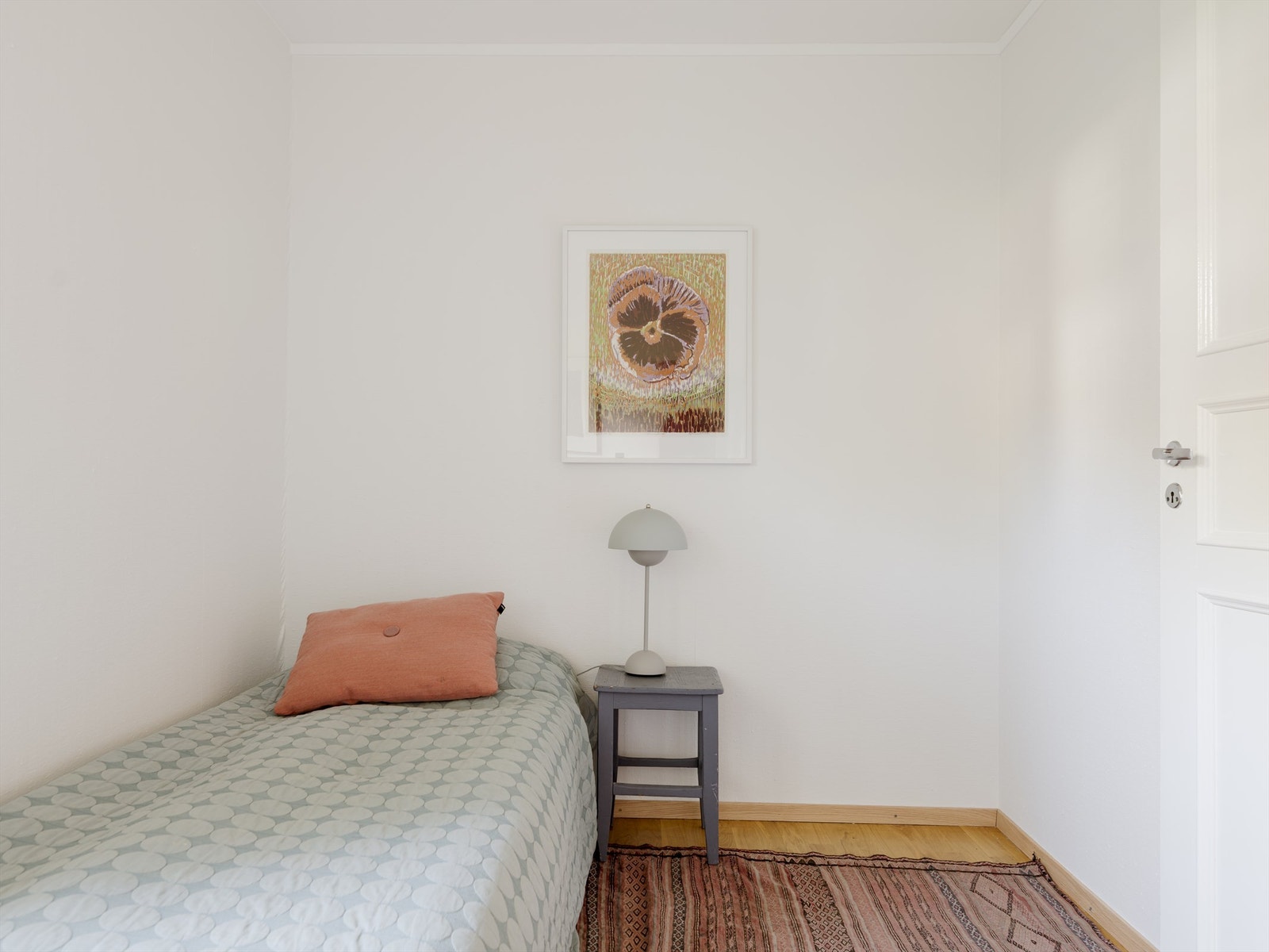 Rommet har plass til seng og nattbord. Hva med å bygge en garderobe som omslutter sengen? Galleribilde