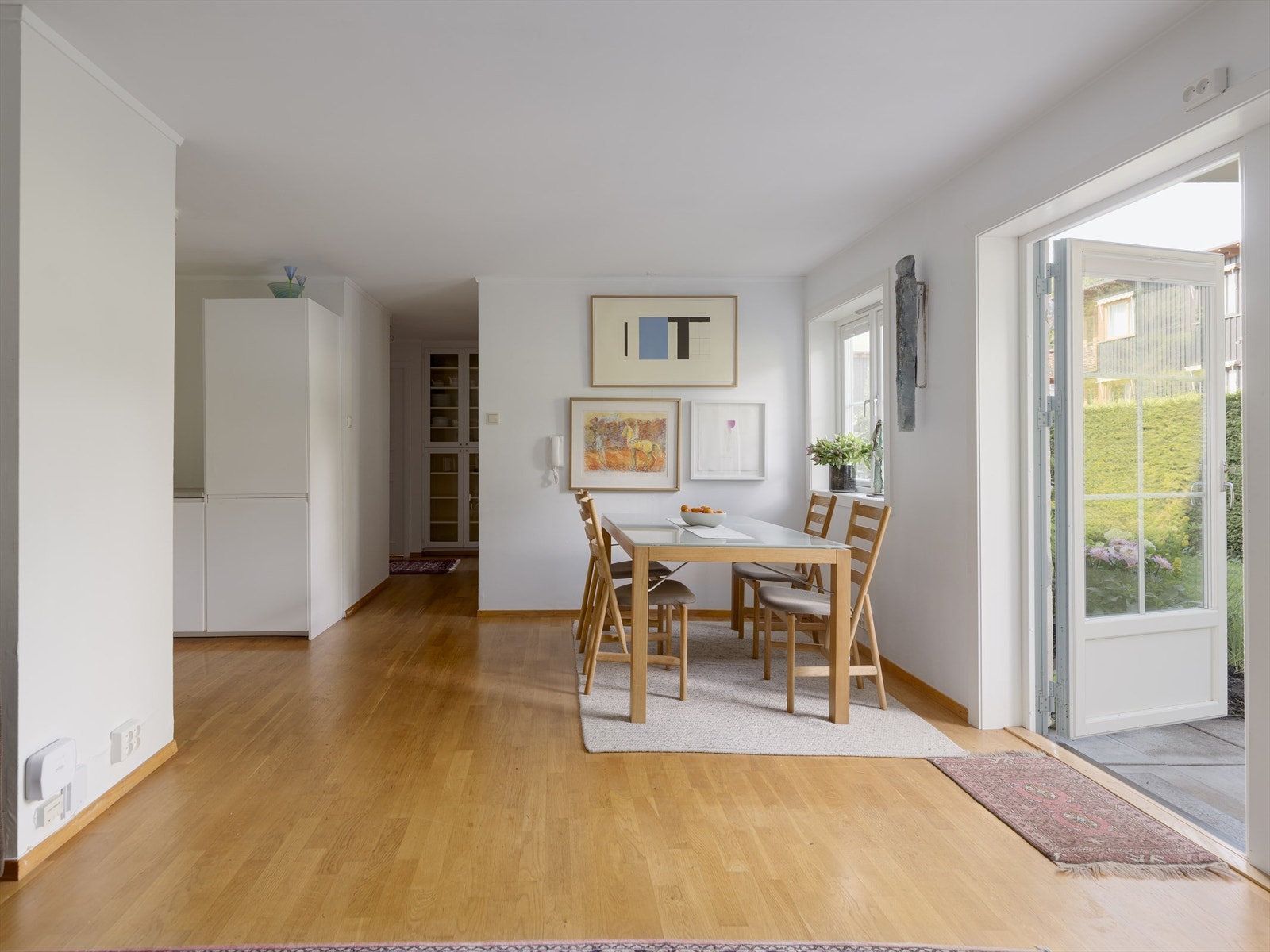 Spisestuen finner sin naturlige plass i rommet. Når du trenger plass til langbord kan du enkelt booke den fine "fellesstua". Galleribilde