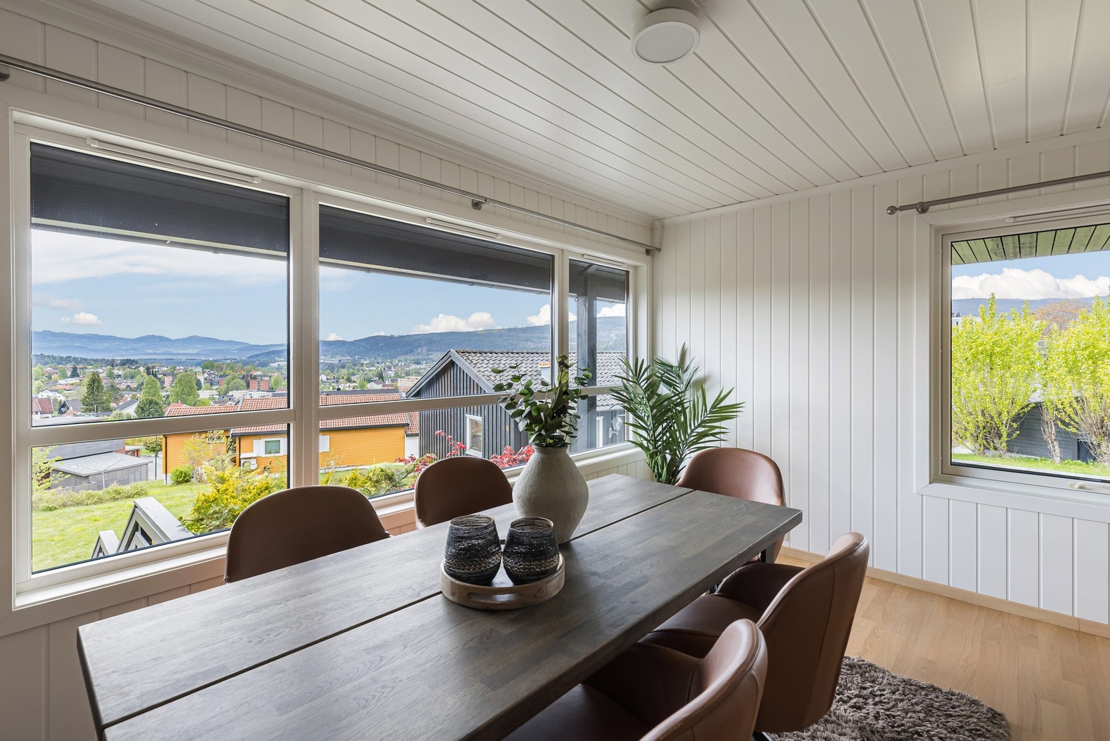 De store vindusflatene slipper inn rikelig med naturlig lys og gir samtidig flott utsikt mot omgivelsene. Galleribilde