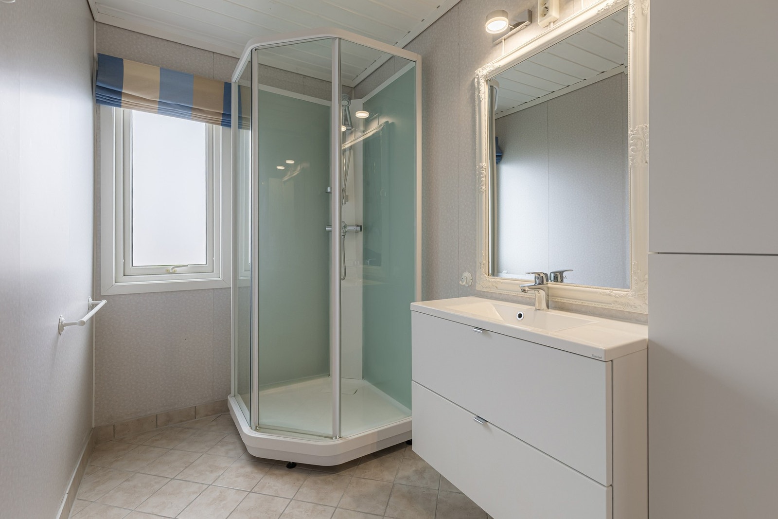 Badet er innredet med dusj, servant og toalett, og har en funksjonell planløsning. Galleribilde