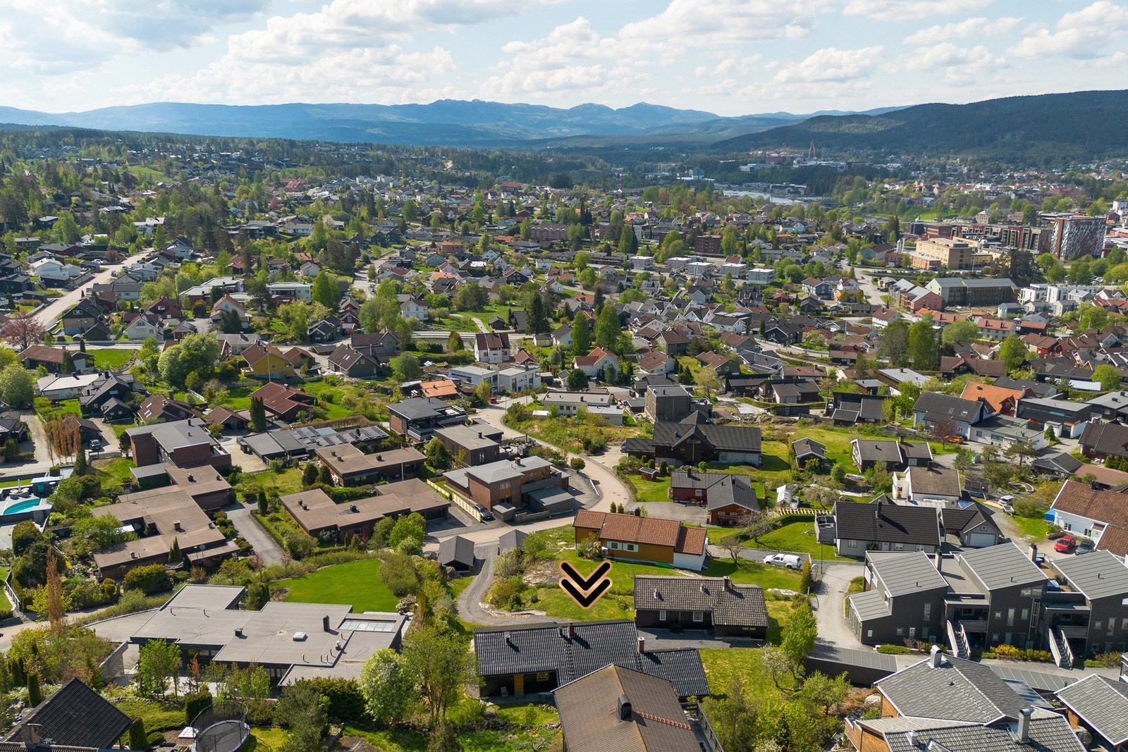 Eiendommen ligger attraktivt til på Sulusåsen - et etablert og populært boligområde med flott utsikt, gode solforhold og nærhet til både natur og sentrum. Galleribilde
