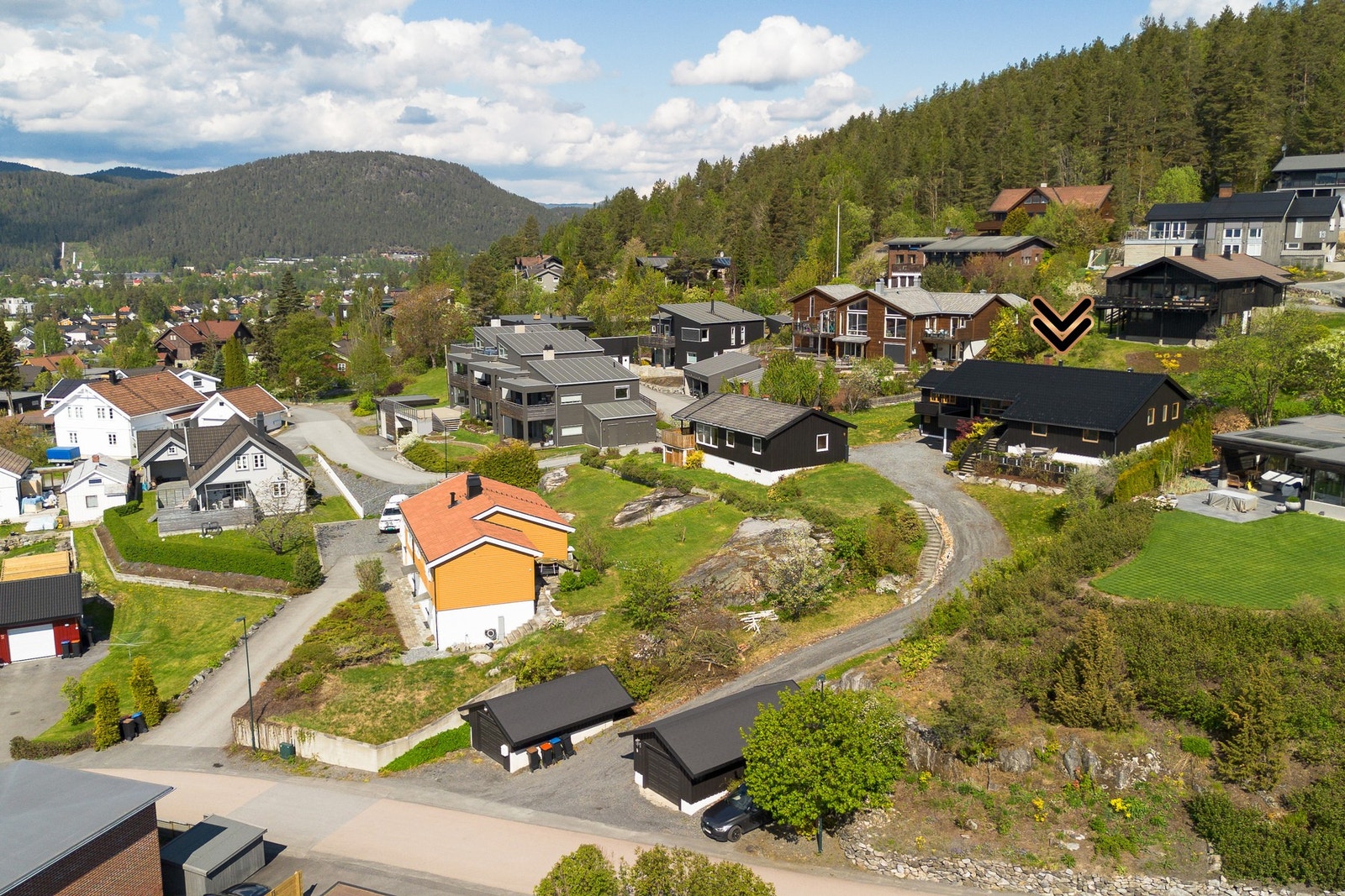 Raumyr skole ligger ca. 0,9 km unna, og det er også nærhet til flere barnehager og videregående skoler i området. Galleribilde