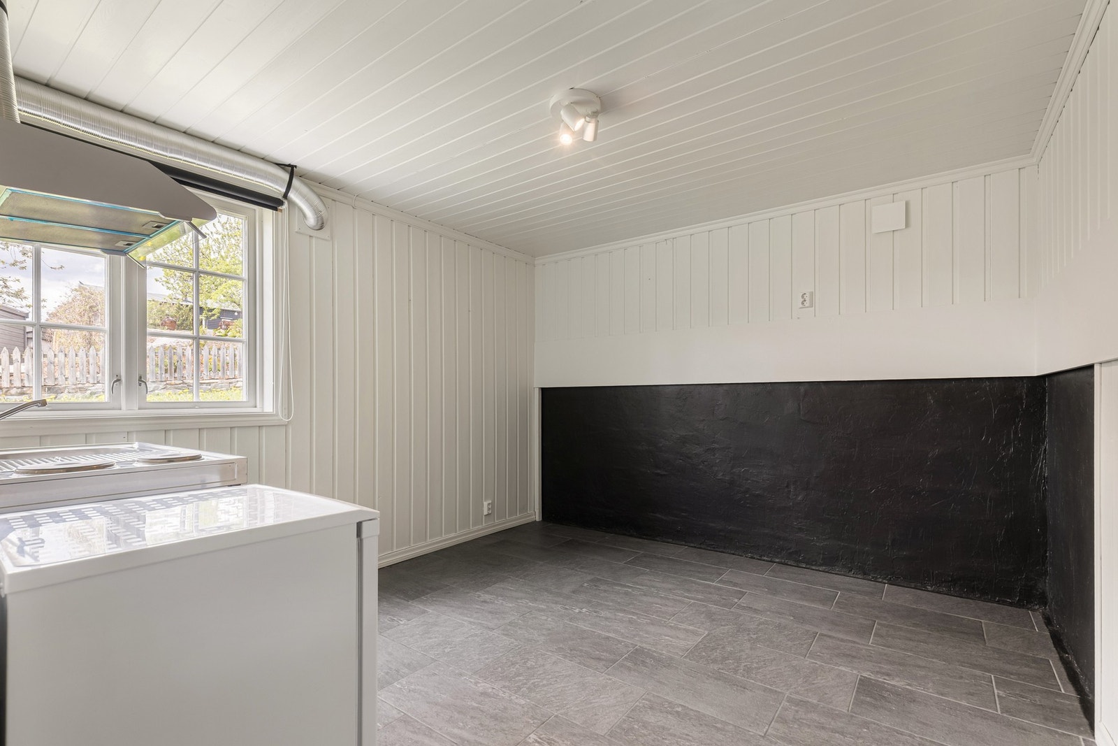 Eiendommen har en egen hybeldel med separat inngang, som gir fleksible bruksmuligheter. Galleribilde