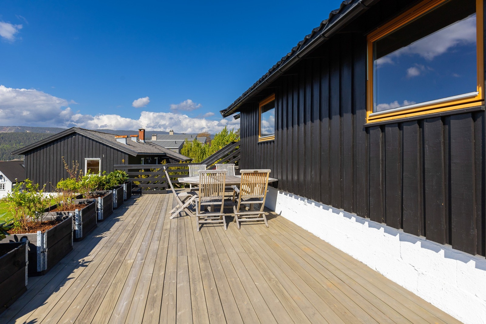 Boligen kan friste med flere solrike uteplasser. Galleribilde