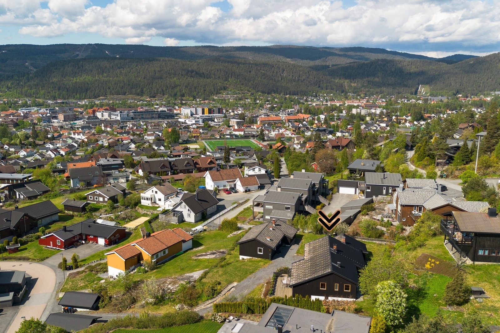 Kongsberg stasjon ligger omtrent 1,2 km fra eiendommen, med gode forbindelser videre mot blant annet Drammen og Oslo. Galleribilde