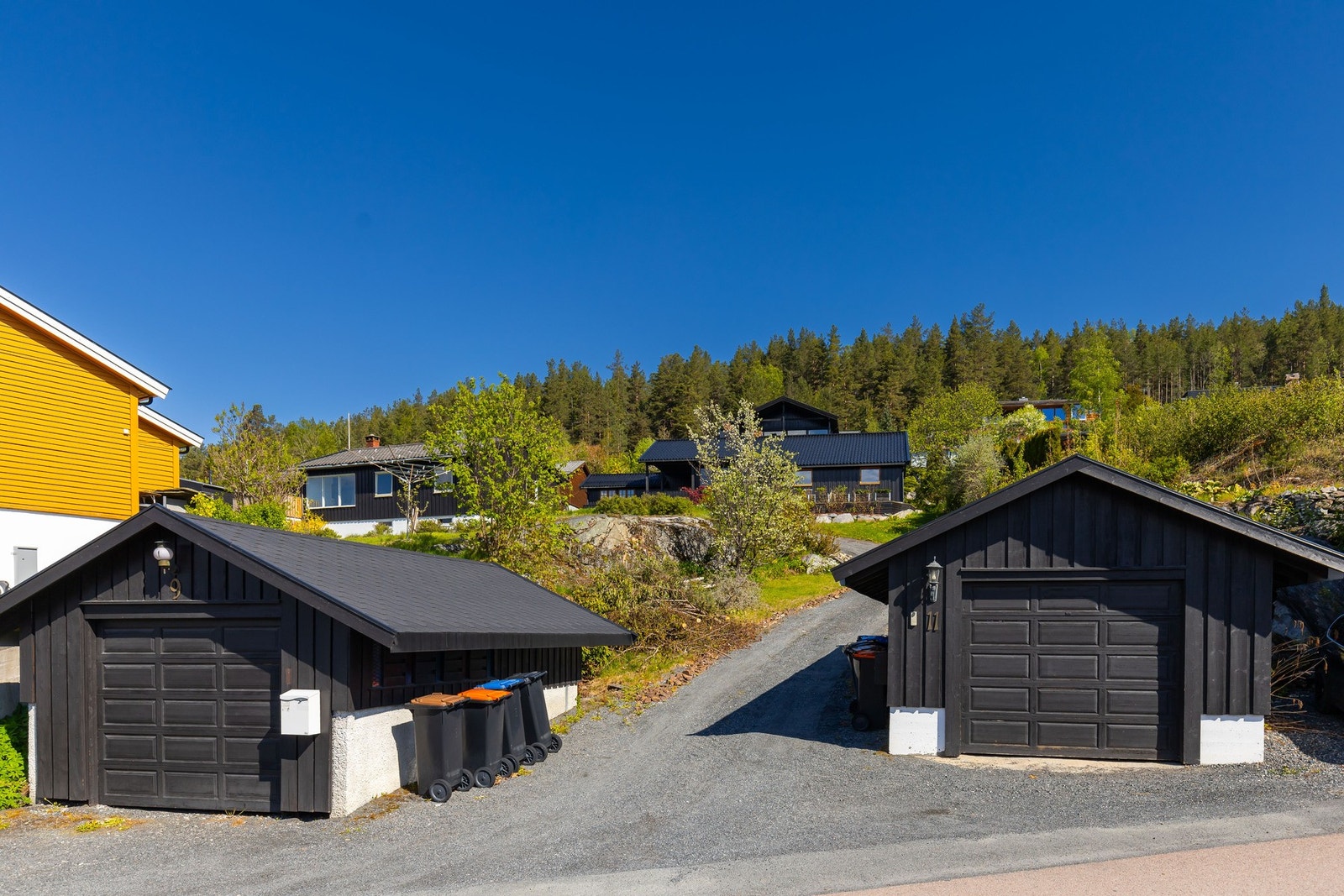 Garajse på forsiden av boligen (til høyre) Galleribilde