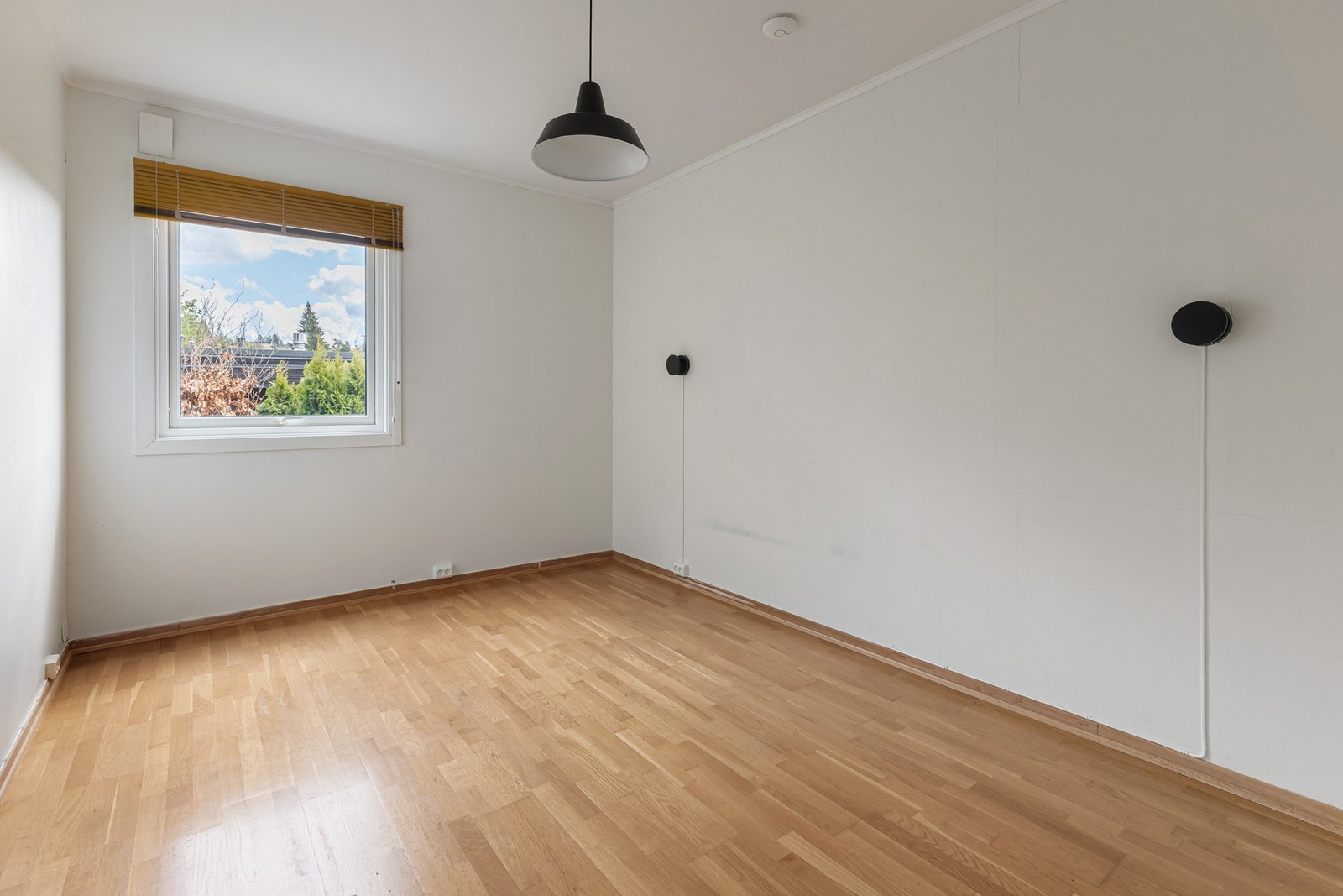 Hovedsoverommet har god plass til større seng og garderobeløsning, mens de øvrige rommene passer perfekt til en familie i ulike livsfaser. Galleribilde