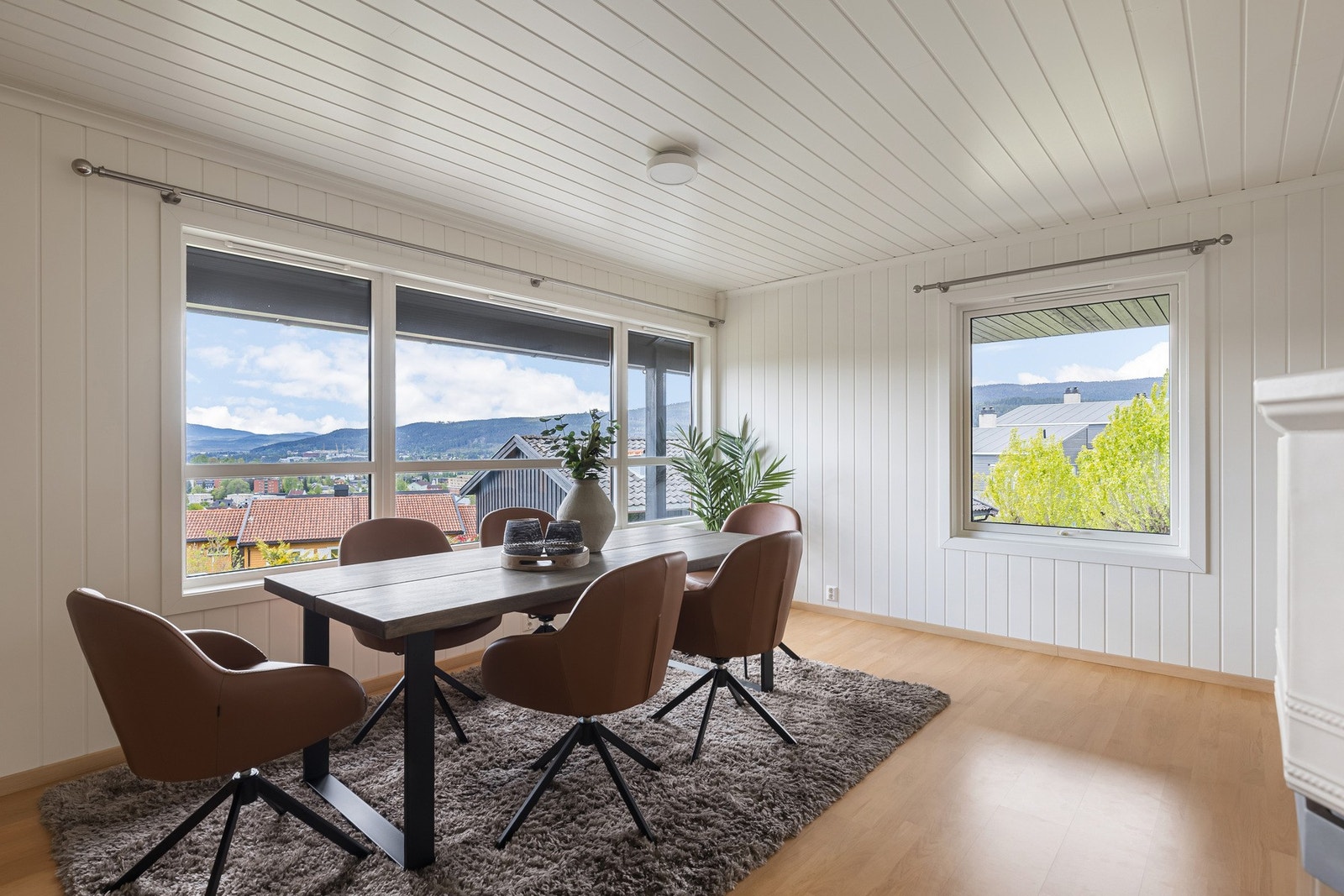 Boligen har en lys og innbydende spisestue med god plass til langbord. Galleribilde