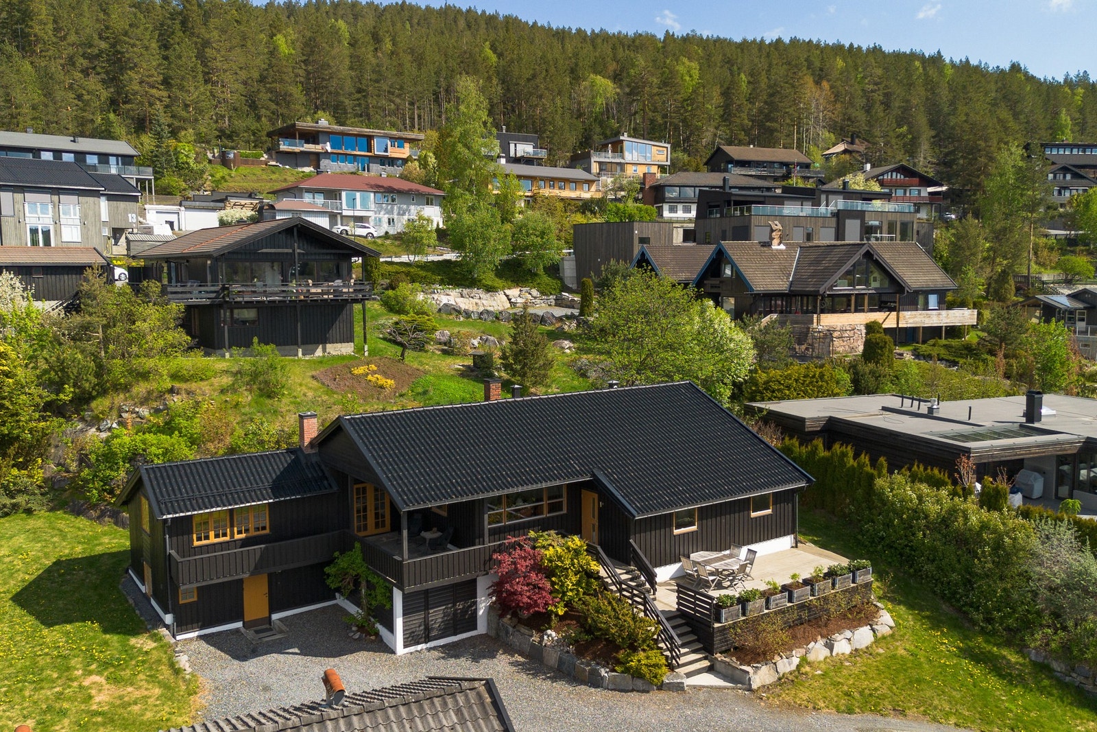 Eiendommen ligger høyt og fritt i et attraktivt boligområde på Kongsberg, med vidstrakt utsyn over byen og omkringliggende naturområder. Galleribilde