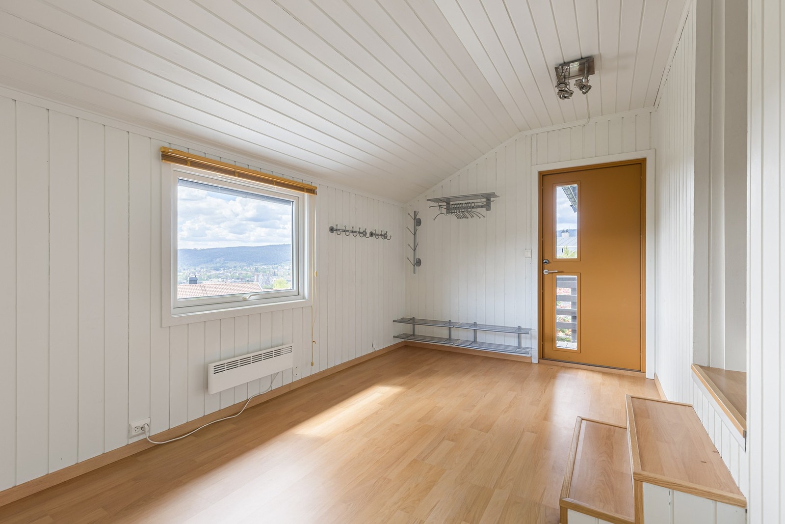 Boligen har en innbydende entré med god plass til oppbevaring av yttertøy og sko. Herfra ledes man videre inn til boligens oppholdsrom på en naturlig og praktisk måte. Entréområdet gir et lyst og hyggelig førsteinntrykk, med fine siktlinjer videre mot stu Galleribilde