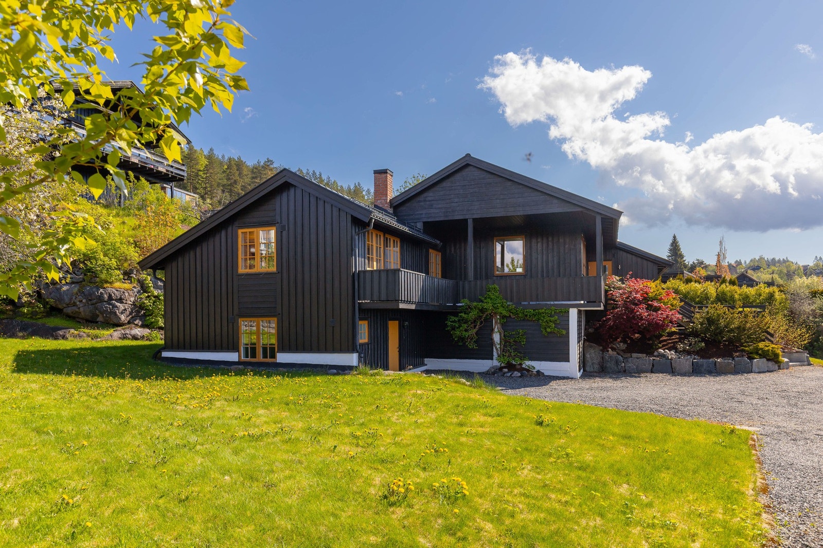 Boligen har en flott og karakteristisk fasade med mørk stående trekledning som gir eiendommen et moderne og tidløst uttrykk. Galleribilde
