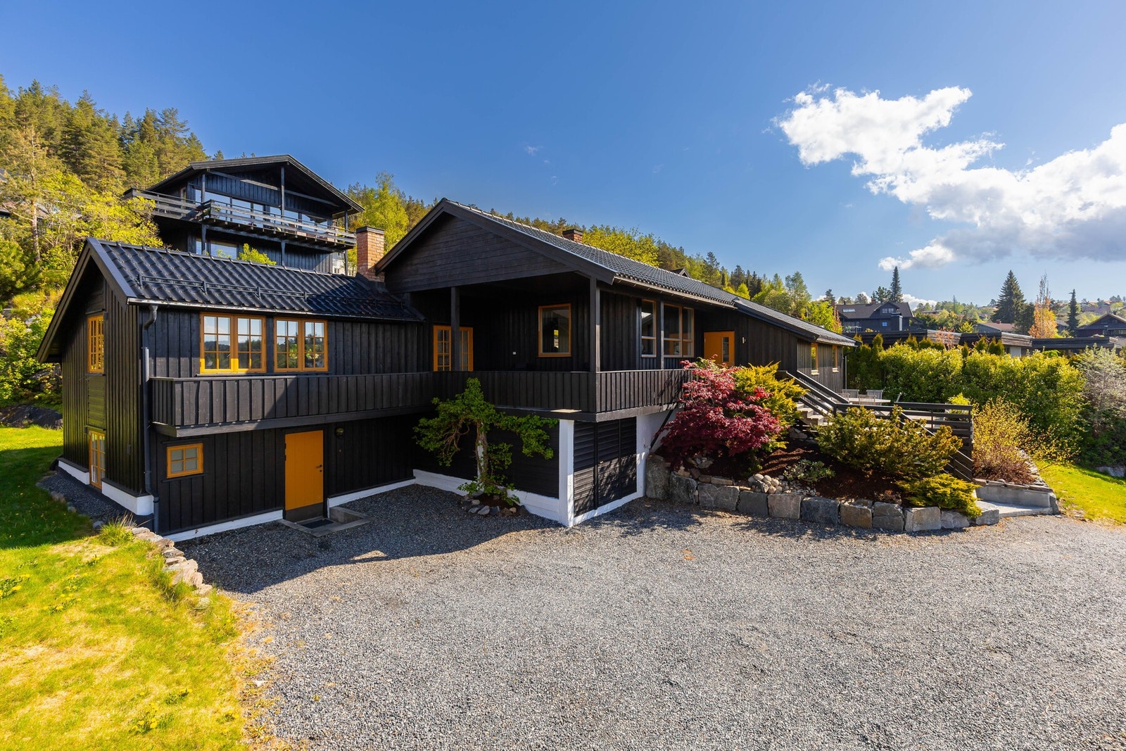 Parkeringsmuligheter på gruslagt gårdsplass. Galleribilde