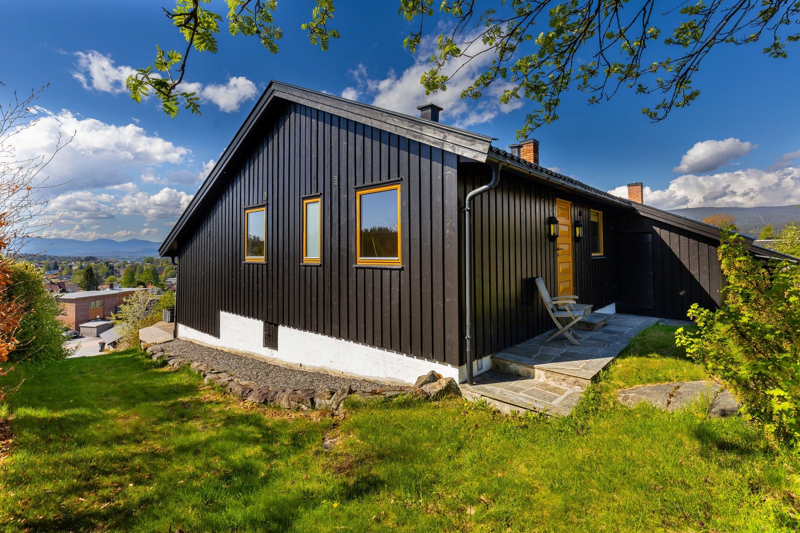 Det er også en inngang inn til boligen på baksiden. Galleribilde