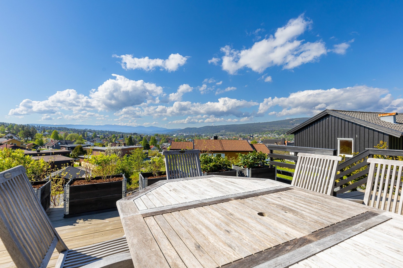 Fra terrassen får du en helt unik kombinasjon av utsikt, sol og rolige omgivelser Galleribilde