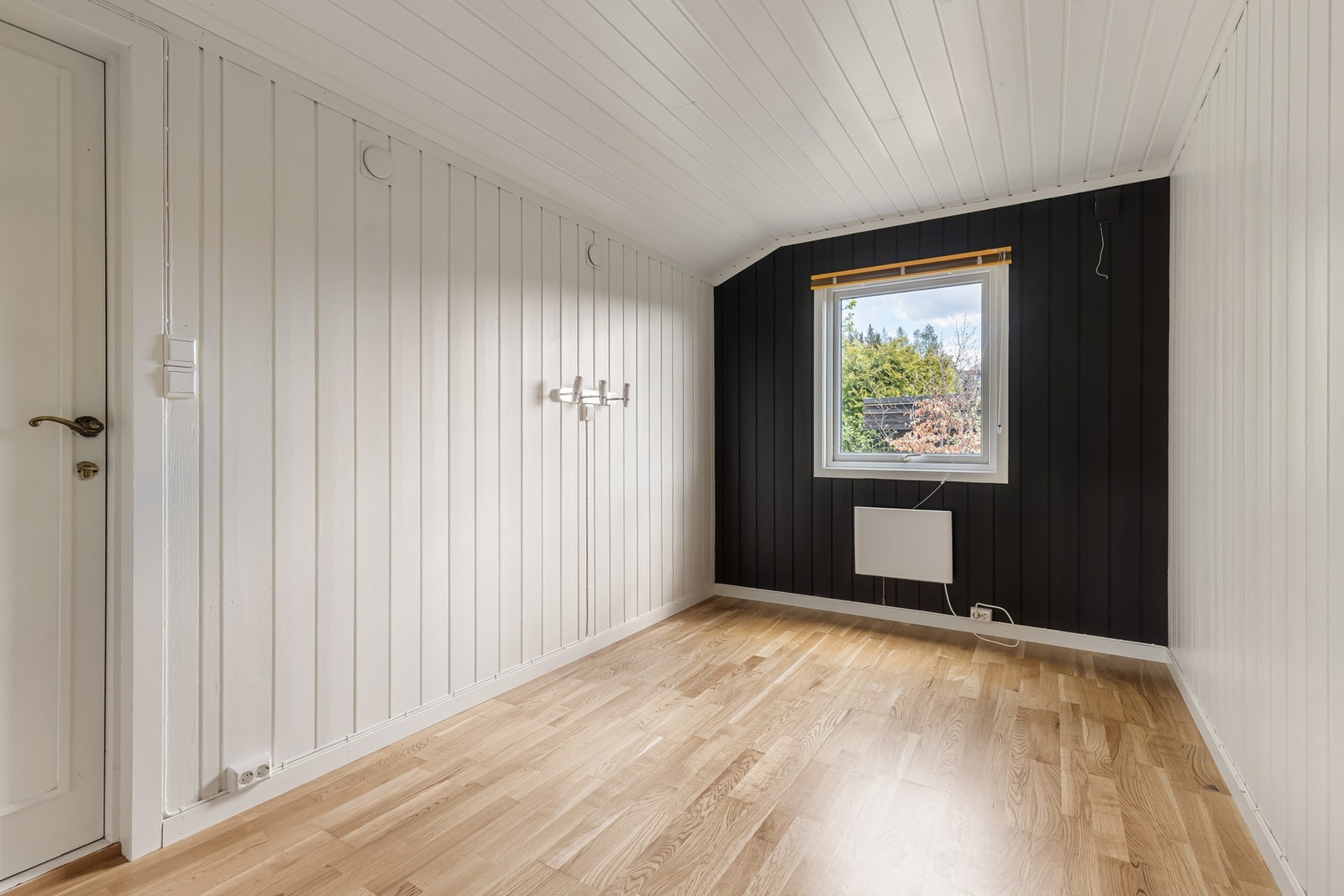 Praktiske soverom med god plass til seng, oppbevaring og øvrig møblement Galleribilde