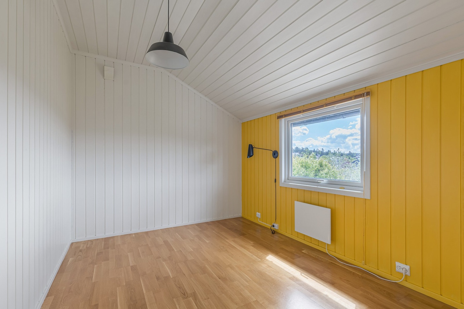 Lyst og innbydende soverom med hyggelig utsyn mot rolige omgivelser Galleribilde