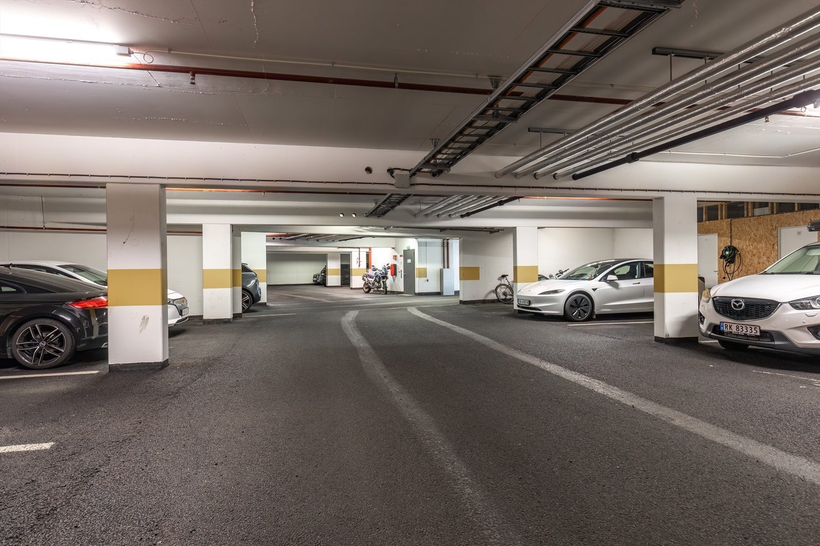 Felles garasjeanlegg hvor denne leiligheten disponerer en p-plass Galleribilde