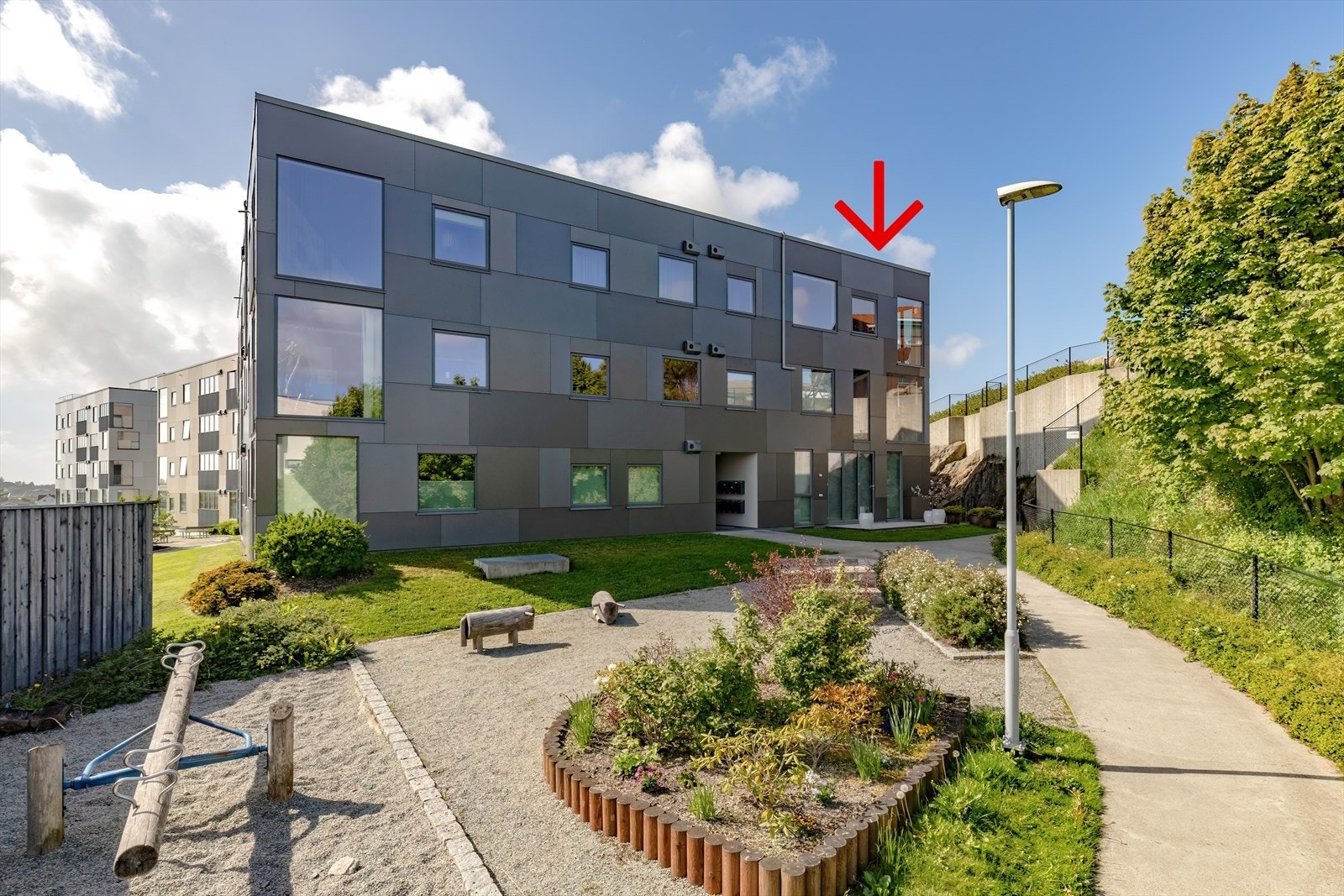 Fasade med pil på leilighetens beliggenhet Galleribilde