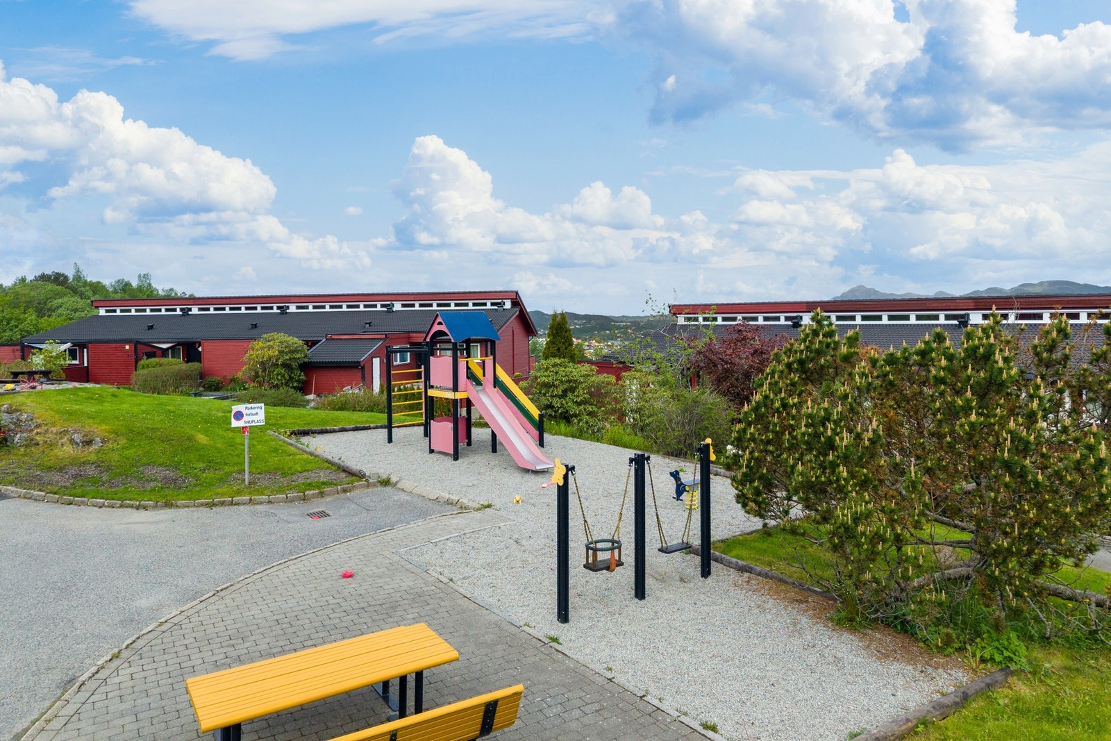 Eiendommen har gåavstand til flere skoler, blant annet Søråshøgda skole og Eventus Tiriltoppen barnehage bare 3 min gange fra boligen. Galleribilde