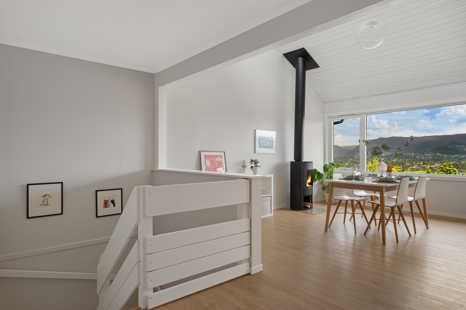 Gulvene i boligen er belagt med parkett og laminat. Galleribilde