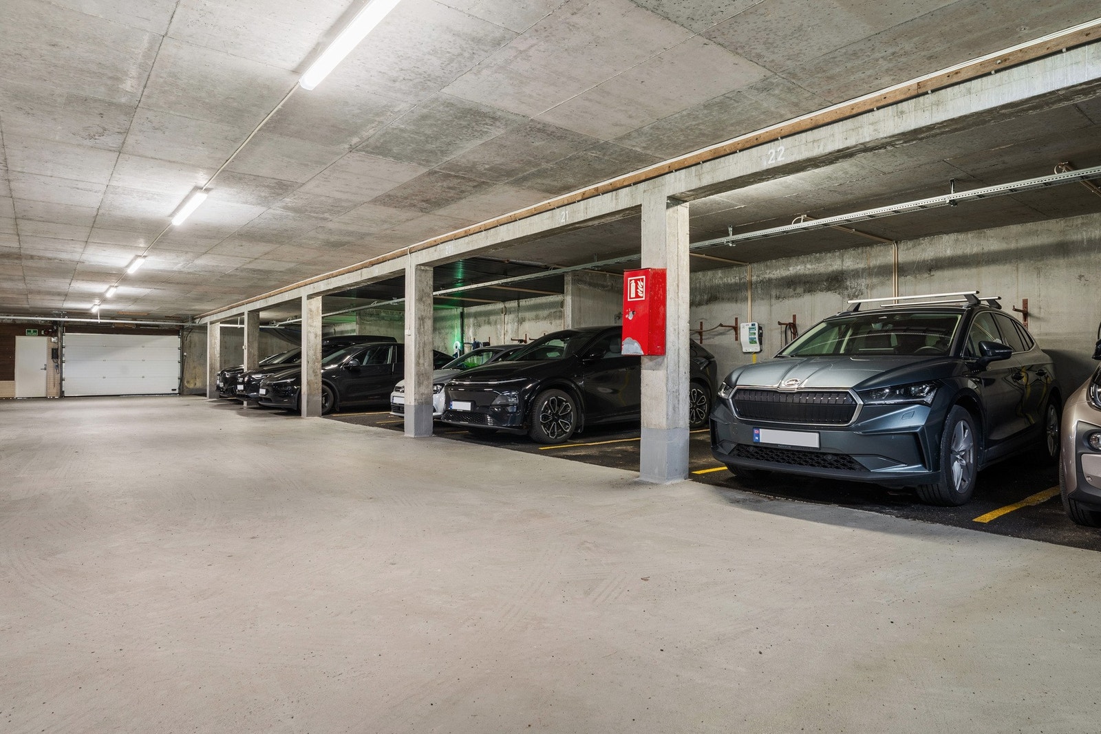 Parkering i garasje med el-bil lader. Galleribilde