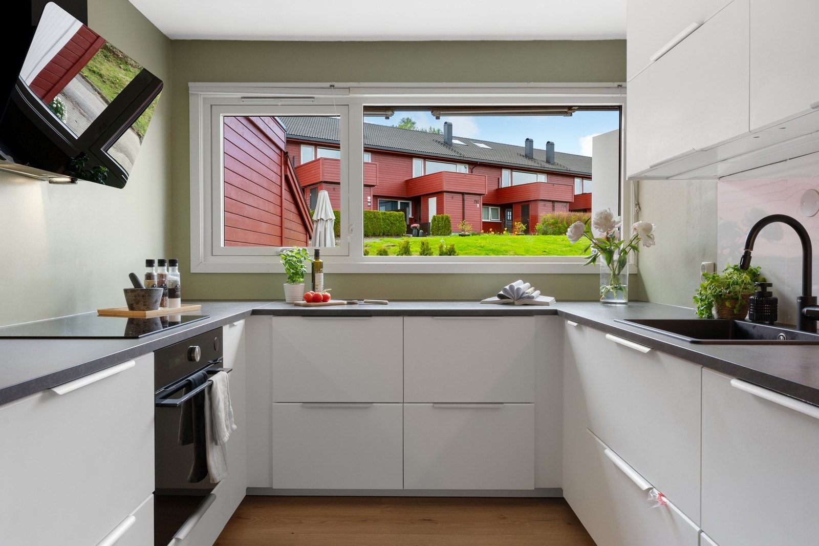 Integrert hvitevarer: Platetopp m/induksjon, stekeovn, kjøleskap og oppvaskmaskin. Galleribilde