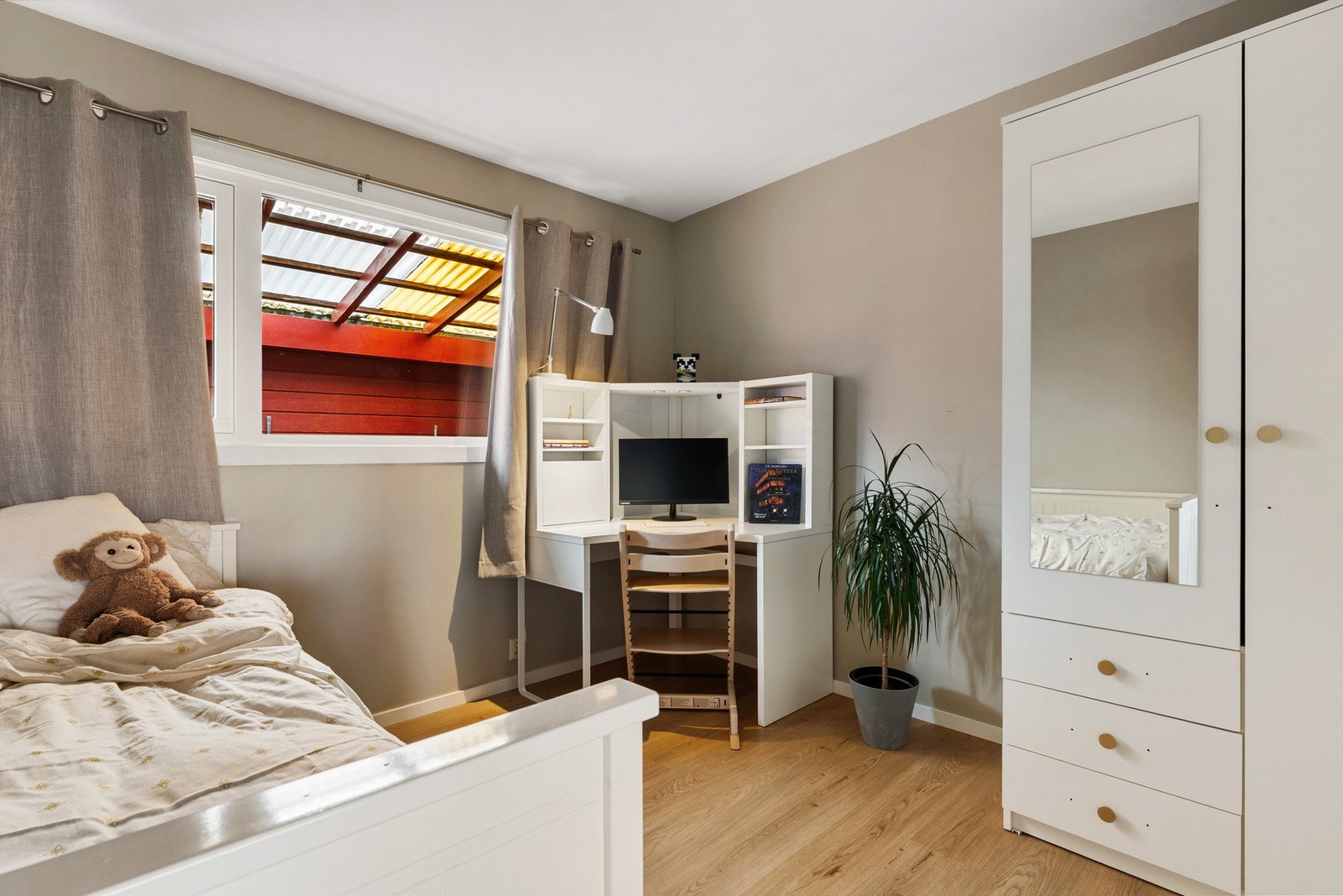 Perfekt til barne- eller gjestesoverom med god plass til både seng, pult og skap. Galleribilde